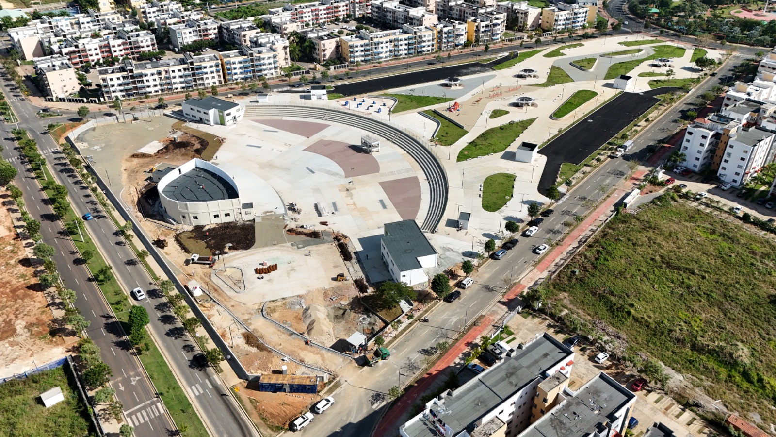 Parque de Ciudad Juan Bosch sin iluminación.