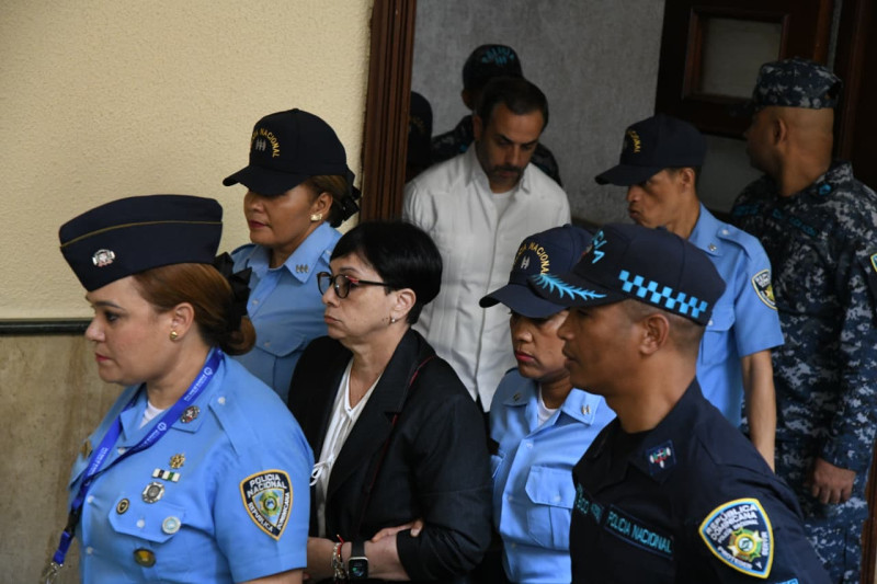 Familiares y allegados salen cabizbajos de las instalaciones de Jet Set tras buscar información sobre sus seres queridos, reflejando tristeza e incertidumbre.