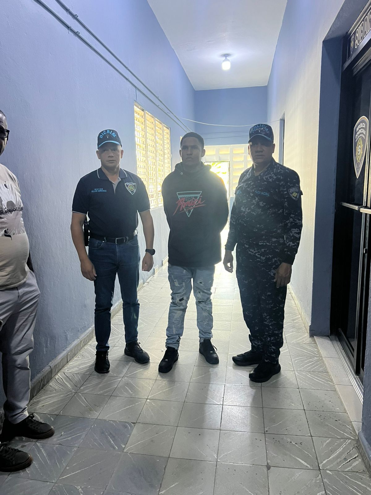 Joven se entrega a la Policía en San Juan de la Maguana acompañado de familiares y un diácono