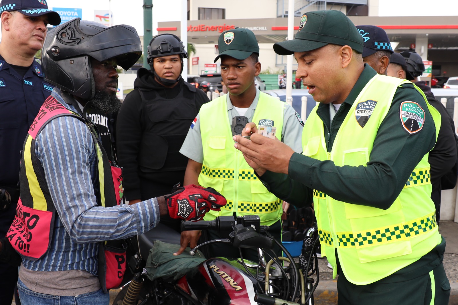 Agentes de la Policía Nacional durante operativos donde fueron detenidas 81 personas en distintas provincias del país
