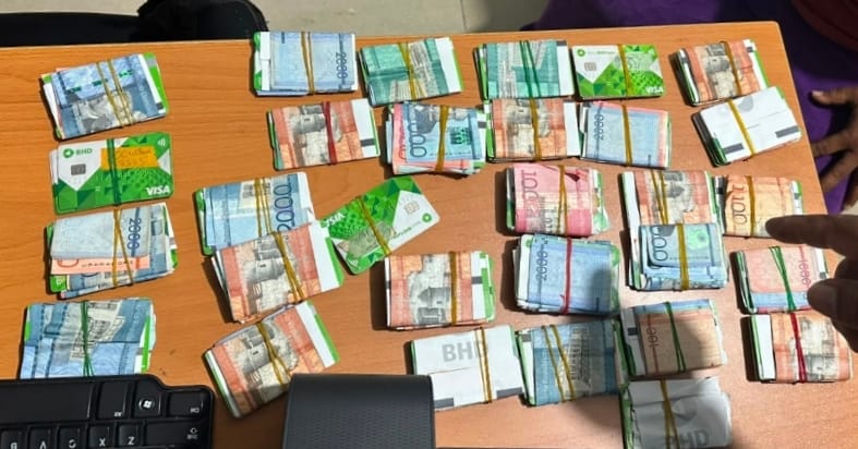 Motocicleta recuperada por la Policía en Moca junto a dinero incautado en un caso de robo