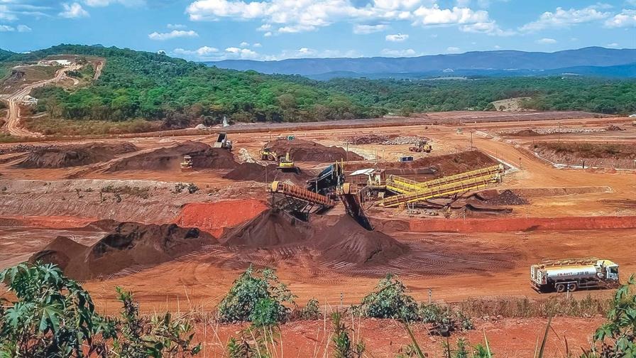 Terrenos rojizos de Pedernales donde se investigan depósitos de tierras raras en el sur de República Dominicana.