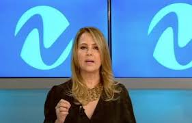 Nuria Piera durante una intervención pública en un programa de investigación en República Dominicana, en medio del debate mediático sobre su trabajo periodístico.