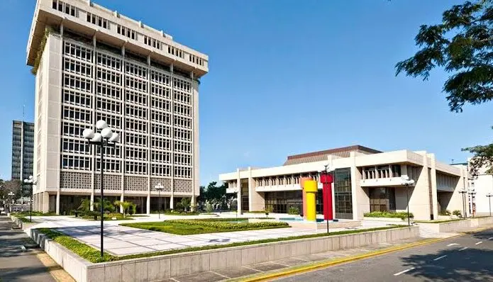 ¿A cómo está el dólar hoy en República Dominicana? El precio del dólar en República Dominicana registra diferentes tasas de compra y venta según el tipo de entidad cambiaria, de acuerdo con los datos publicados por el Banco Central para este viernes 9 de octubre de 2026. En las entidades financieras, la tasa de compra se situó en RD$59.25 por dólar, mientras que la venta alcanzó los RD$61.80. Por su parte, los agentes de remesas y cambio reportaron una tasa de compra de RD$60.64 y una tasa de venta de RD$61.62. Tasa del dólar en los bancos este viernes Según las cifras del Banco Central, las entidades financieras registraron los siguientes valores para la moneda estadounidense: Tasa de compra: RD$59.25 por dólar. Tasa de venta: RD$61.80 por dólar. En comparación con el día anterior, cuando la compra se situó en RD$59.03 y la venta en RD$61.61, ambas tasas presentaron variaciones en sus cotizaciones. Precio del dólar en casas de cambio y remesadoras En los agentes de remesas y cambio, las tasas de referencia para este viernes fueron las siguientes: Tasa de compra: RD$60.64 por dólar. Tasa de venta: RD$61.62 por dólar. El día anterior, la compra se cotizó en RD$60.39, mientras que la venta alcanzó los RD$61.46. Comparación con el día anterior Las cifras muestran diferencias entre las tasas de compra y venta de las entidades financieras y los agentes de remesas y cambio. Estos valores sirven como referencia para quienes necesitan comprar o vender dólares en el mercado cambiario dominicano. ¿Dónde consultar la tasa oficial del dólar? El Banco Central de la República Dominicana publica información sobre las tasas de cambio de referencia para facilitar el seguimiento del mercado cambiario. Sin embargo, las tasas aplicadas al público pueden variar según la entidad y las condiciones de cada operación.