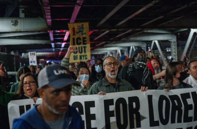 Manifestantes protestan contra ICE frente a un hospital de Nueva York tras un tiroteo que dejó a un hombre herido.