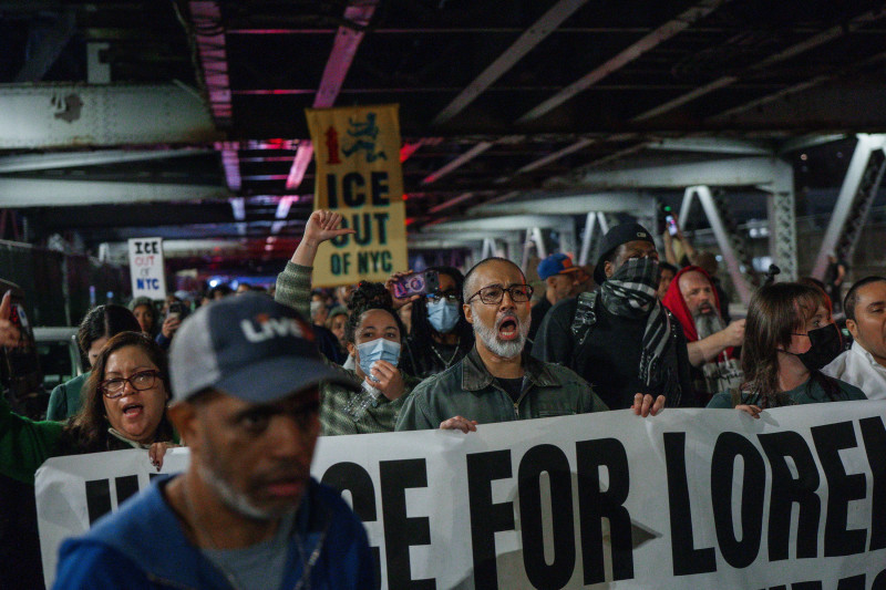 Manifestantes protestan contra ICE frente a un hospital de Nueva York tras un tiroteo que dejó a un hombre herido.